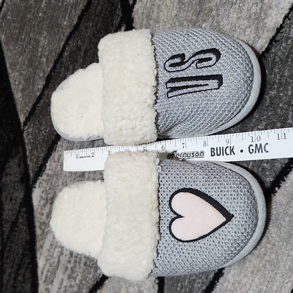 VICTORIA SECRET 2016 EMBROIDERED GRAY KNIT SHERPA LINED SLIPPERS MEDIUM - Picture 9 of 11